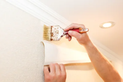 Pose de papier peint à Cressia — revêtements muraux et toiles de verre
